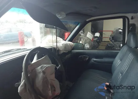 1997 Chevrolet C1500 Fleetside W/T z USA, uszkodzony, nr VIN 1GCEC14WXVZ133286